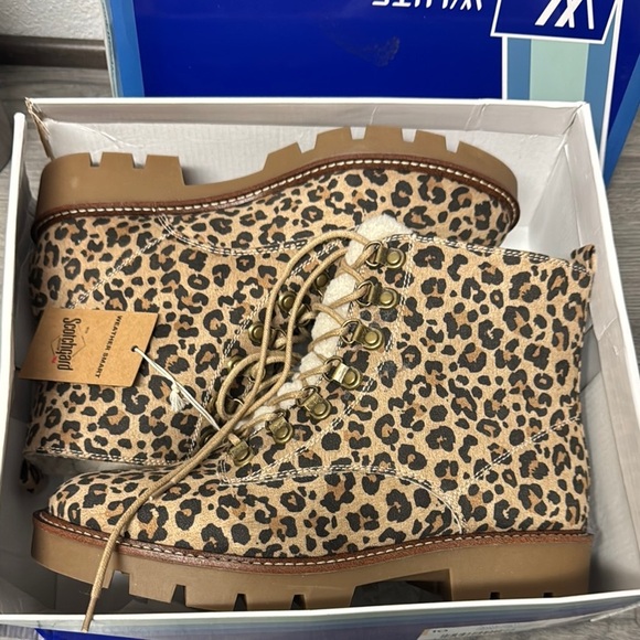 White Mountain Women's lace up Boot Hiking, Black/Ec-Print in Leopard - Picture 2 of 5